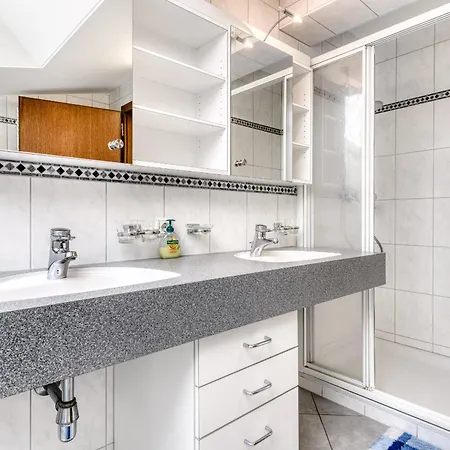 Mit 3 Schlafzimmern Und Balkon - Schrottenbaum Apartment *