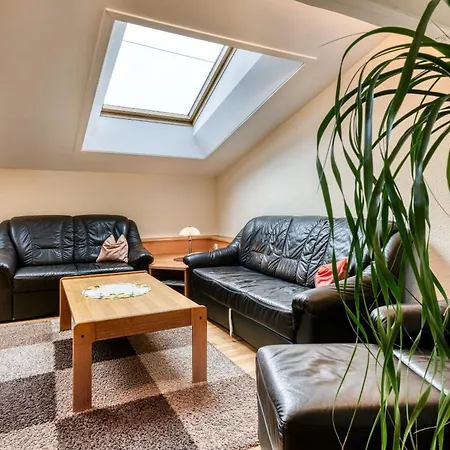 Mit 3 Schlafzimmern Und Balkon - Schrottenbaum Apartment Burs