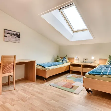 Mit 3 Schlafzimmern Und Balkon - Schrottenbaum Burs